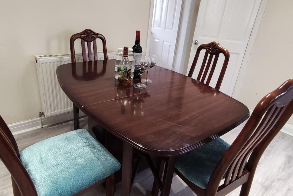 Cheerful 2-Bedroom Home With Off Street Parking Blackpool Exterior photo